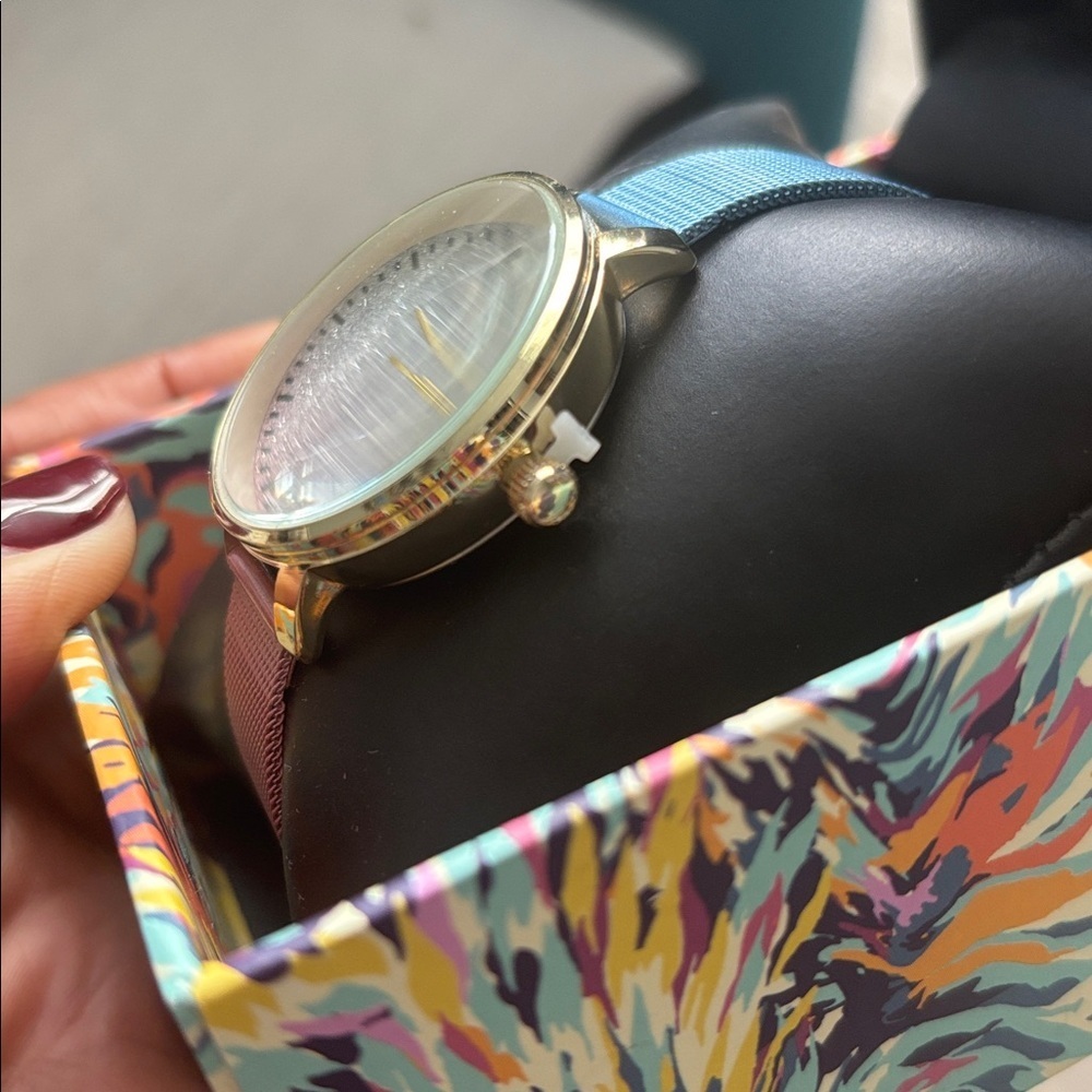Nicole Miller New York Women’s Mesh Band Watch Gold NWT Gift - Picture 2 of 2